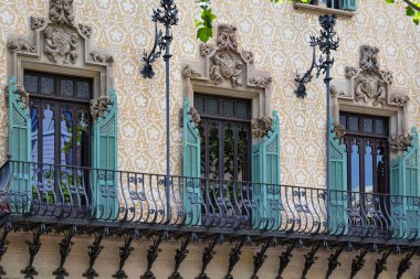 Barselona, İspanya - 16 Mayıs 2017: Barcelona 'nın tarihi merkezindeki tipik eski binalardan birinin ayrıntıları.