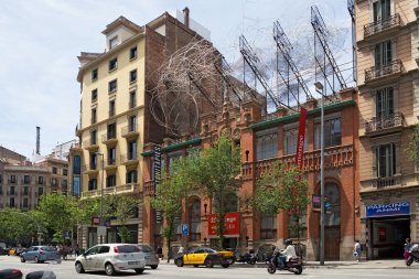 Barcelona, İspanya - 16 Mayıs 2017: Fundacio Antoni Tapies binasının görüntüsü. Kültür merkezi ve müze. Esasen ressam Antoni Tapies 'in yaşamı ve eserlerine adanmıştır..