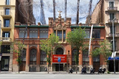 Barcelona, İspanya - 16 Mayıs 2017: Fundacio Antoni Tapies binasının görüntüsü. Kültür merkezi ve müze. Esasen ressam Antoni Tapies 'in yaşamı ve eserlerine adanmıştır..