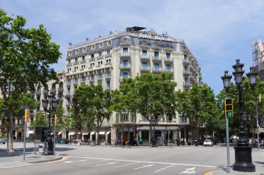 Barselona, İspanya - 16 Mayıs 2017: Güneşli bir günde Barselona 'nın tarihi merkezinde Passeig de Gracia caddesinde neoklasik tarzda Hotel Majestic' in görüntüsü.