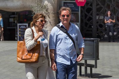Barselona, İspanya - 16 Mayıs 2017: Passeig de Gracia caddesinde Barselona 'nın merkezinde yürüyen kimliği belirsiz yetişkin bir çift.