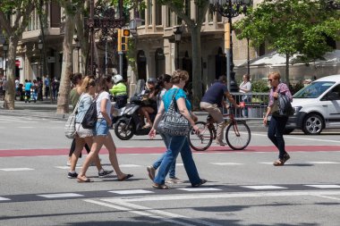 Barselona, İspanya - 16 Mayıs 2017: Passeig de Gracia caddesinde Barselona 'nın merkezinde yaya geçidinde bilinmeyen insanlar.