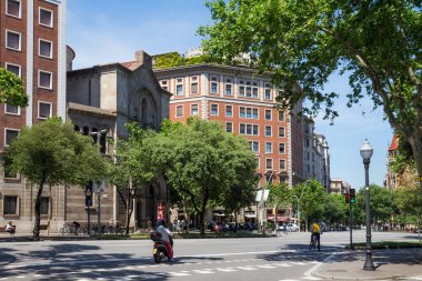 Barselona, İspanya - 16 Mayıs 2017: Güneşli bir günde Barcelona 'nın merkezindeki eski tarihi binalardan biri.