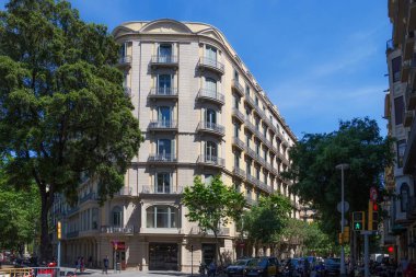 Barselona, İspanya - 16 Mayıs 2017: Güneşli bir günde Barcelona 'nın merkezindeki eski tarihi binalardan biri.