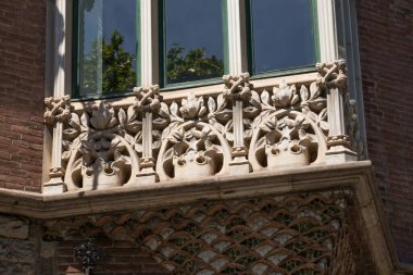 Barcelona, İspanya - 16 Mayıs 2017: Casa de les Punxes veya Casa Terradas 'ın Pencereleri. Modern mimar Josep Puig i Cadafalch tarafından tasarlanmış bir bina. 1905 'te inşa edilmiş..
