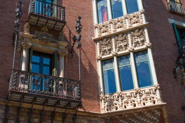 BARCELONA, SPAIN - 16 Mayıs 2017: The Casa de les Punxes veya Casa Terradas 'ın pencere ve balkonları. Modern mimar Josep Puig i Cadafalch tarafından tasarlanmış bir bina. 1905 'te inşa edilmiş..