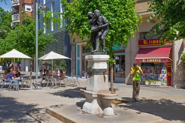 Barselona, İspanya - 16 Mayıs 2017: Çocuğu yıkayan genç kızla heykel. Avinguda Çapraz Caddesi 'ndeki çeşmenin bir parçası olarak.