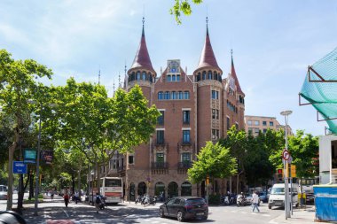 Barcelona, İspanya - 16 Mayıs 2017: The Casa de les Punxes veya Casa Terradas 'ın ünlü manzarası. Modern mimar Josep Puig i Cadafalch tarafından tasarlanmış bir bina. 1905 'te inşa edilmiş..