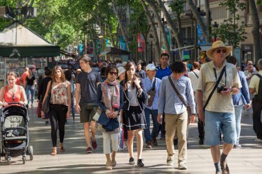 Barselona, İspanya - 16 Mayıs 2017: Barcelona 'nın merkezindeki ünlü La Rambla caddesinde yürüyen bilinmeyen insanlar.