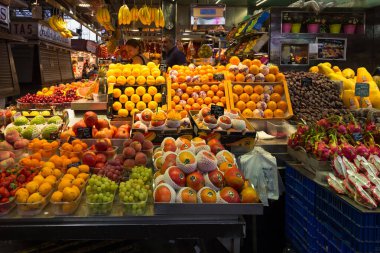 BARCELONA, İspanya - 16 Mayıs 2017: Barcelona 'daki ünlü La Boqueria pazarında taze meyve satmak.