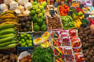 BARCELONA, İspanya - 16 Mayıs 2017: Barcelona 'daki ünlü pazarda taze sebze ve meyve satmak.