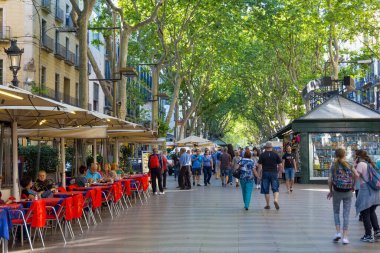 Barselona, İspanya - 16 Mayıs 2017: Bilinmeyen turistler Barselona 'nın tarihi merkezinde La Rambla' da yürüyor.