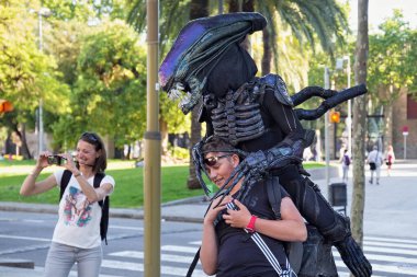 Barselona, İspanya - 16 Mayıs 2017: Yabancı kostümlü tanınmayan aktör Barselona 'nın merkezinde turistlerle fotoğraflandı.