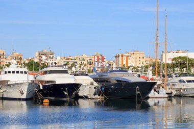 BARCELONA, İspanya - 16 Mayıs 2017: Güneşli bir günde Barselona 'nın merkezindeki iskeledeki modern yatların görüntüsü.