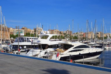 BARCELONA, İspanya - 16 Mayıs 2017: Güneşli bir günde Barselona 'nın merkezindeki iskeledeki modern yatların görüntüsü.