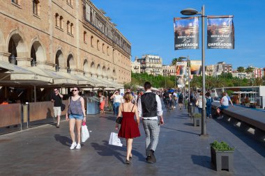 Barselona, İspanya - 16 Mayıs 2017: Barselona 'nın merkezindeki Katalonya Tarihi Müzesi yakınlarındaki Moll del Diposit caddesinde yürüyen bilinmeyen kişiler.