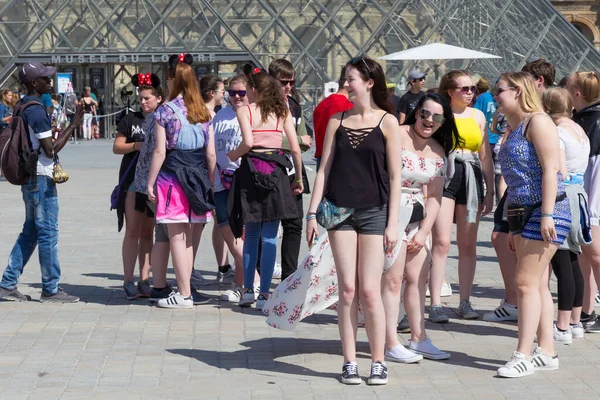 Paris Franciaország Június 2017 Ismeretlen Fiatal Turisták Közelében Híres Üveg — Stock Fotó