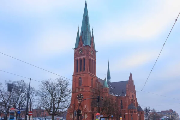 2016年1月8日ポーランド トルン 聖カトリーヌ新ゴシック様式の教会の眺め トルンで最も高い塔があります 1894年から1897年にかけて建設された 1920年からローマ カトリック教会として使用 — ストック写真