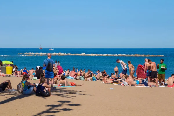 Barcelona Spanien Mai 2017 Unbekannte Ruhen Und Sonnen Sich Einem — Stockfoto