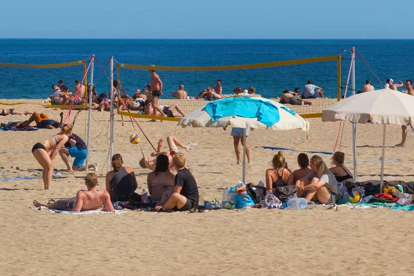 Barcelona Španělsko Května 2017 Neznámí Odpočívají Hrají Volejbal Městské Pláži — Stock fotografie