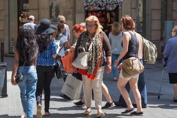 Barcelona Spanien Maj 2017 Okänd Kvinna Med Mango Shoppingväska Stående — Stockfoto