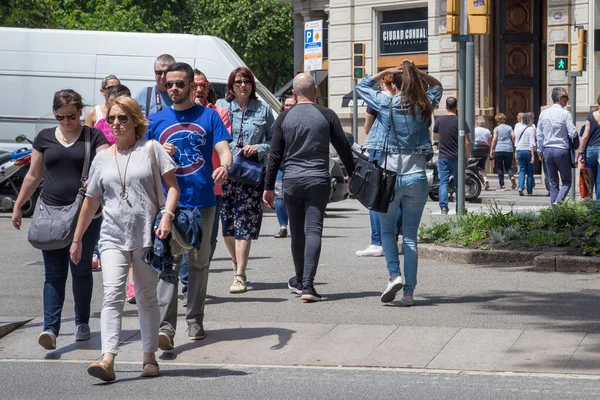 Βαρκελώνη Ισπανία Μαΐου 2017 Άγνωστοι Άνθρωποι Στη Διάβαση Πεζών Στο — Φωτογραφία Αρχείου