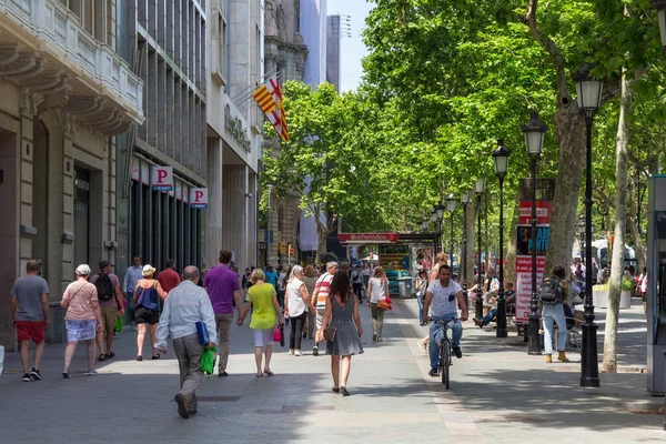 Barselona, İspanya - 16 Mayıs 2017: Barcelona şehir merkezindeki Passeig de Gracia caddesinde yürüyen bilinmeyen insanlar.