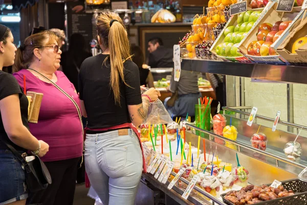 Barcelona Espanha Maio 2017 Mulheres Desconhecidas Escolhem Frutas Famoso Mercado — Fotografia de Stock
