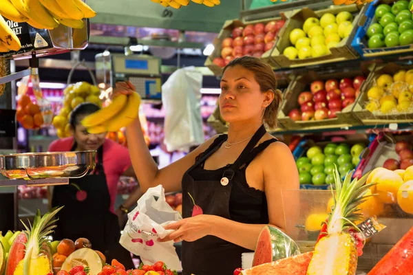 Barcelona Espanha Maio 2017 Jovem Desconhecida Vende Frutas Famoso Mercado — Fotografia de Stock