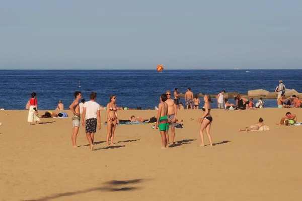 Barcelona Hiszpania Maja 2017 Nieznani Młodzi Ludzie Grający Siatkówkę Plaży — Zdjęcie stockowe