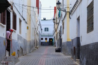 TETOUAN, MOROCCO - 24 Mayıs 2017: Şehrin tarihi merkezindeki tipik Tetouan (Kuzey Fas) yerleşim yerlerinden birine bakış.
