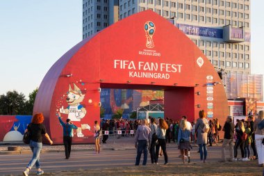 Kaliningrad, Rusya - 16 Haziran 2018: Bilinmeyen insanlar Kaliningrad FIFA Fan Fest bölge 2018 FIFA Dünya Kupası Rusya'nın günlerinde gate yakınındaki.