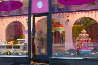 Torun, Polonya - 08 Ocak 2016: Torun 'daki Polonya' nın Manufaktura Cukierkow adlı tatlı yiyecek dükkanının girişine bakınız.