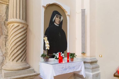 BARCELONA, İspanya - 15 Mayıs 2017: San Agustin Kilisesi 'nde Aziz Maria Faustyna Kowalska' nın Portresi. Polonyalı bir Katolik rahibeydi ve gizemliydi.. 