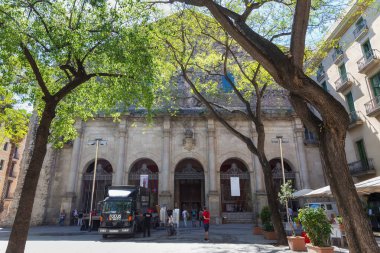BARCELONA, İSPAN - 15 Mayıs 2017 San Agustin Kilisesi manzarası. Barcelona 'da El Raval' da bulunan bir Katolik tapınağı. Placa de Sant Agusti caddesinde, tarihi merkezde..