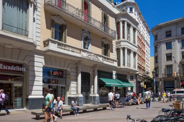 BARCELONA, SPAIN - 15 Mayıs 2017: Güneşli bir günde Barcelona 'nın merkezinde Via Laietana caddesi yakınlarındaki eski tarihi binaların manzarası.