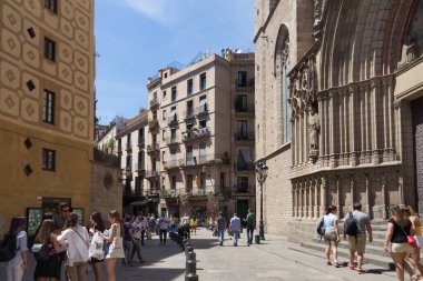 BARCELONA, İspanya - 15 Mayıs 2017: Güneşli bir günde Barcelona 'nın merkezindeki eski tarihi binalardan biri.