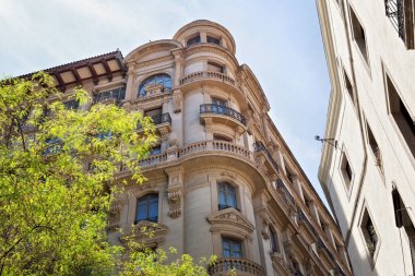 BARCELONA, İspanya - 15 Mayıs 2017: Güneşli bir günde Barcelona 'nın merkezinde modern tarzda eski tarihi binalardan biri.