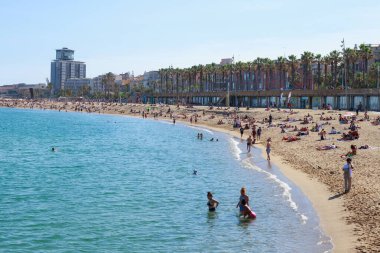 BARCELONA, İspanya - 15 Mayıs 2017: Bilinmeyen insanlar Barcelona 'da bir şehir plajında dinleniyor ve güneşleniyor.
