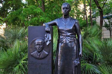 BARCELONA, İspanya - 15 Mayıs 2017: Politikacı Lluis Şirketleri ve arkadaşı şair Julia Conxita 'nın anısına dikilen anıt. 1934 yılında ve İspanya İç Savaşı sırasında Katalonya 'nın başkanıydı.