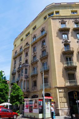 BARCELONA, SPAIN - 16 Mayıs 2017: Carrer de Casp caddesindeki Barcelona 'nın tarihi bölümündeki modernist binalardan birine bakın.