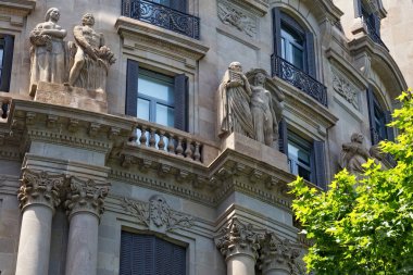 BARCELONA, İspanya - 16 Mayıs 2017: Barselona 'nın merkezindeki Passeig de Gracia caddesindeki tarihi binalardan birinin önündeki heykellerin görüntüsü.