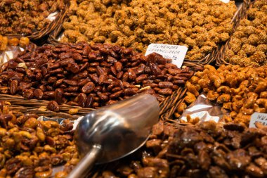 BARCELONA, İspanya - 16 Mayıs 2017: Barcelona 'daki ünlü La Boqueria pazarında badem satışı.