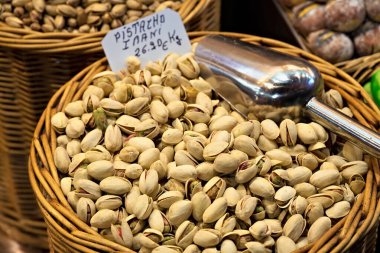 BARCELONA, İspanya - 16 Mayıs 2017: Barcelona 'daki ünlü La Boqueria pazarında şam fıstığı satışı.