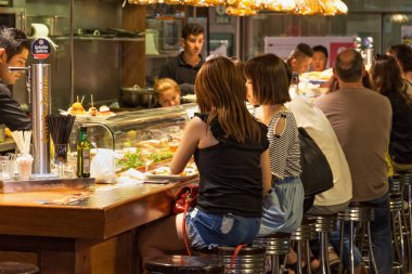 BARCELONA, İspanya - 16 Mayıs 2017: Barcelona 'daki ünlü La Boqueria pazarının bölgesindeki barın manzarası