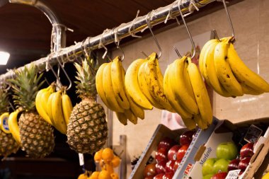 BARCELONA, İspanya - 16 Mayıs 2017: Barcelona 'daki ünlü La Boqueria pazarında taze meyve satmak.