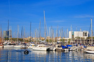 BARCELONA, İspanya - 16 Mayıs 2017: Güneşli bir günde Barcelona 'nın merkezindeki iskeledeki yelkenlileri görmek.