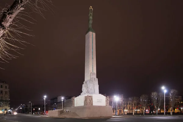 Riga Latvia Januari 2018 Nachtwinter Uitzicht Het Vrijheidsmonument Een Gedenkteken — Stockfoto