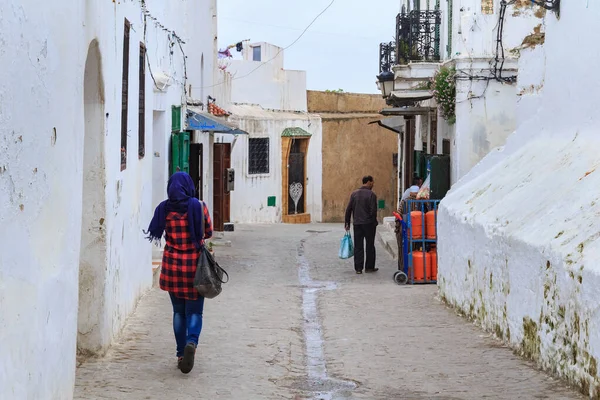 TETOUAN, MOROCCO - 24 Mayıs 2017: Kuzey Fas 'taki Tetouan Medine Mahallesi' ndeki eski caddenin görüntüsü. Bir Medine tipik olarak dar ve labirent benzeri sokaklarla çevrili..