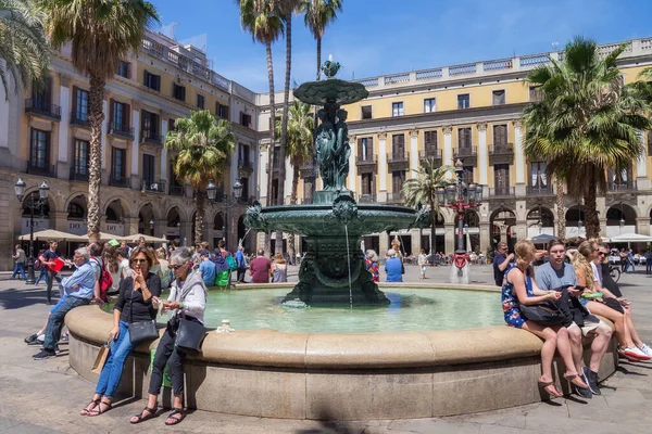 Barcelona España Mayo 2017 Gente Desconocida Descansando Cerca Una Antigua — Foto de Stock